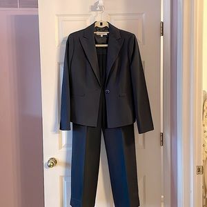 Kasper, two pieces single breastfed navy blue pants suit, size 4, worn twice
